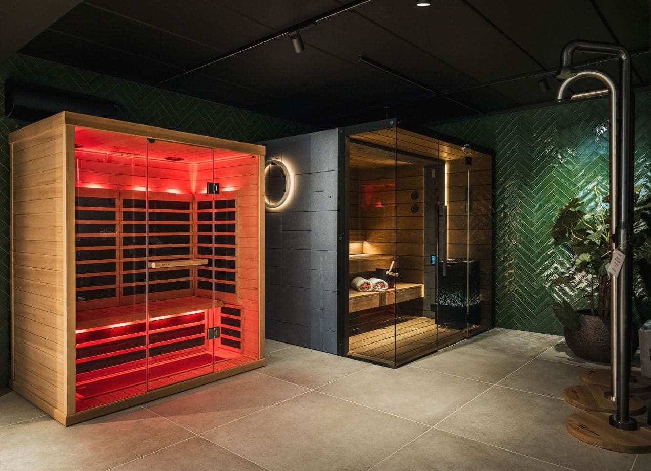 Twee Tylö sauna’s in de showroom van Altena Zwembaden in Dussen