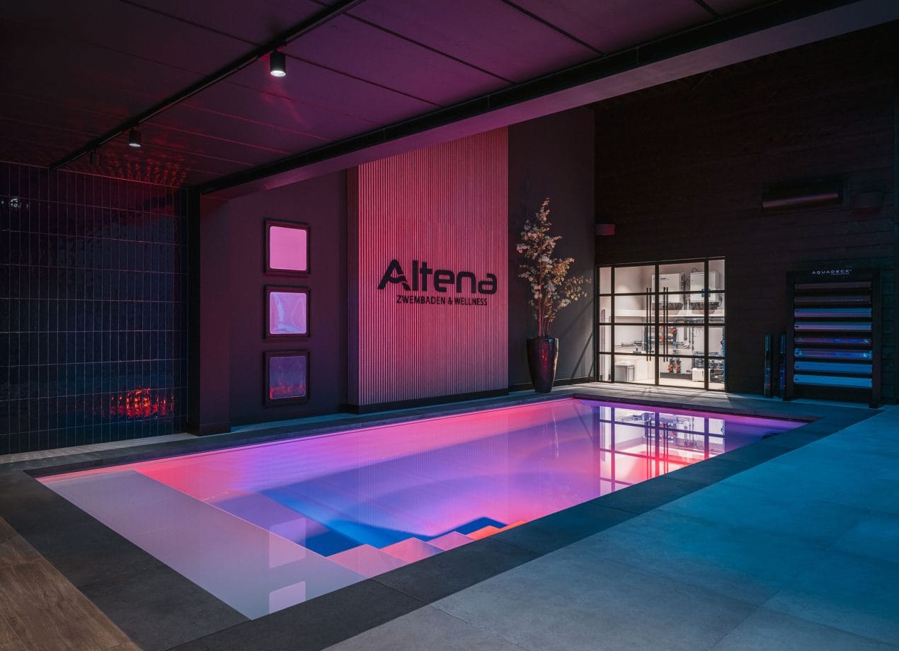 Showroom van Altena Zwembaden in Dussen met zwembaden, spa’s en wellness
