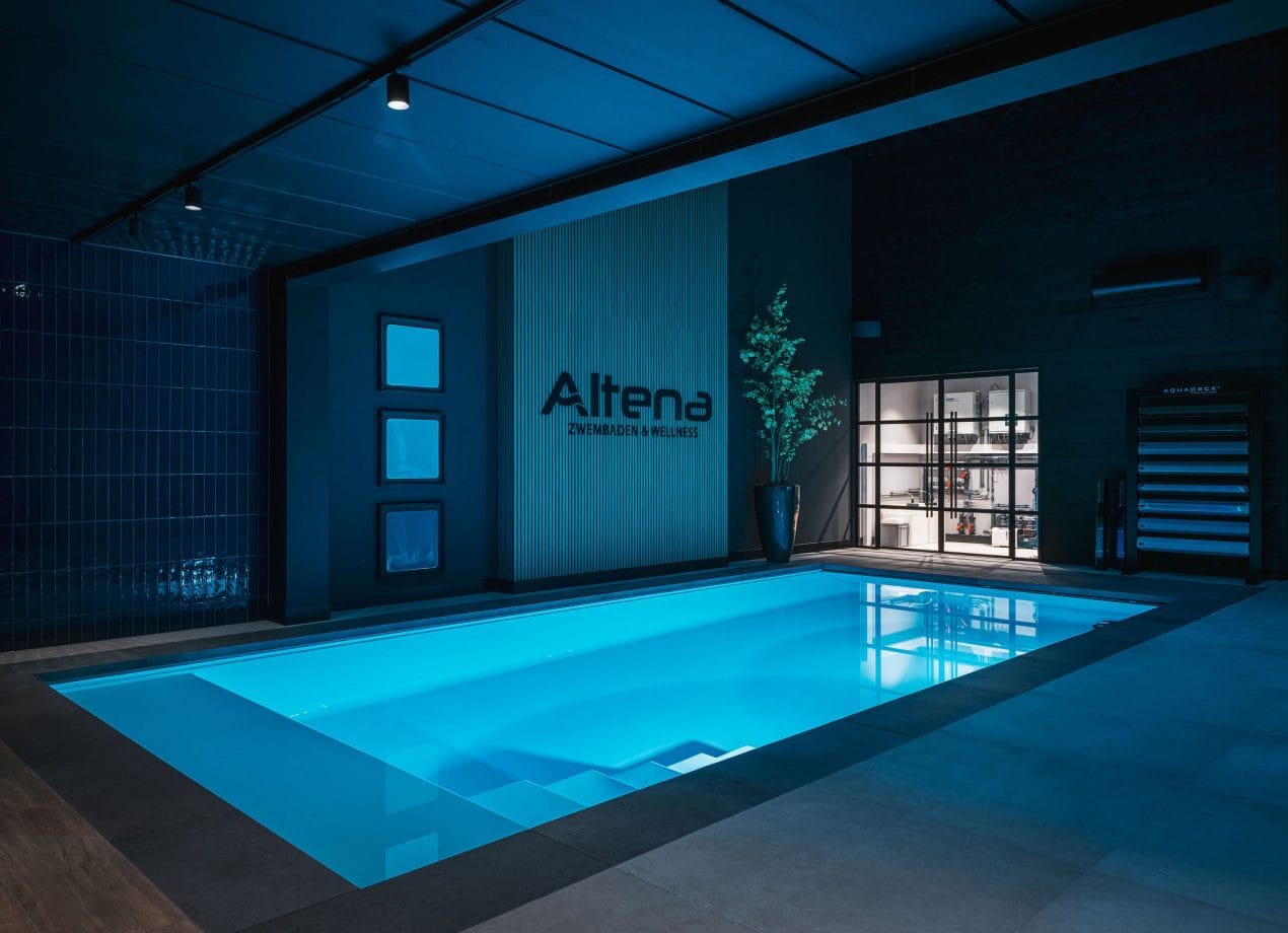 Showroom van Altena Zwembaden in Dussen met zwembaden, spa’s en wellness