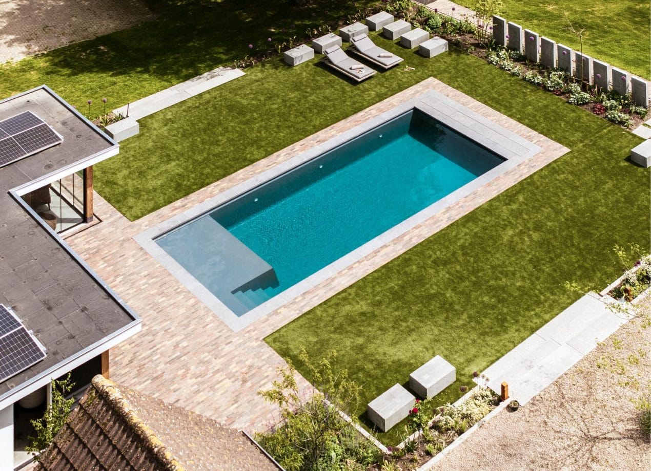 Luchtfoto van een LPW zwembad, strak vormgegeven met luxe afwerking en heldere waterlijn.