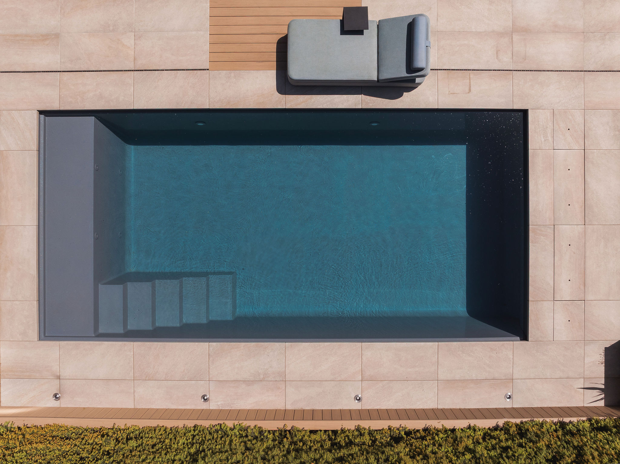 Luxe stadstuin met donkergrijs LPW LaPlage 9 zwembad