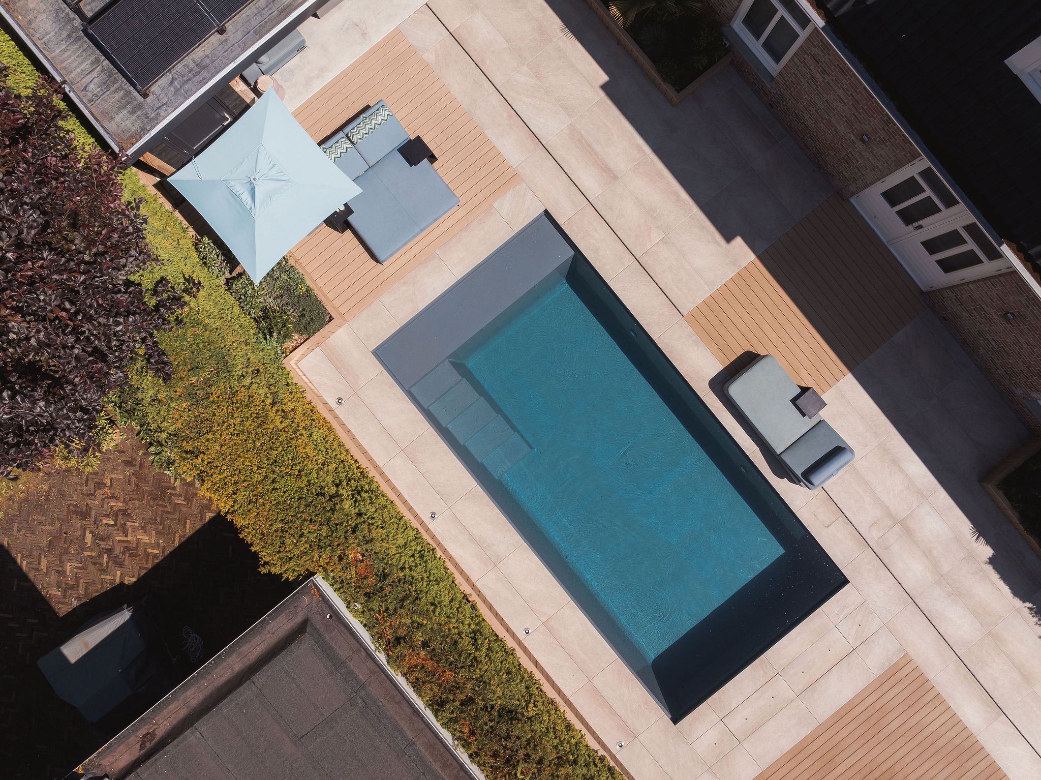 Luxe stadstuin met donkergrijs LPW LaPlage 9 zwembad