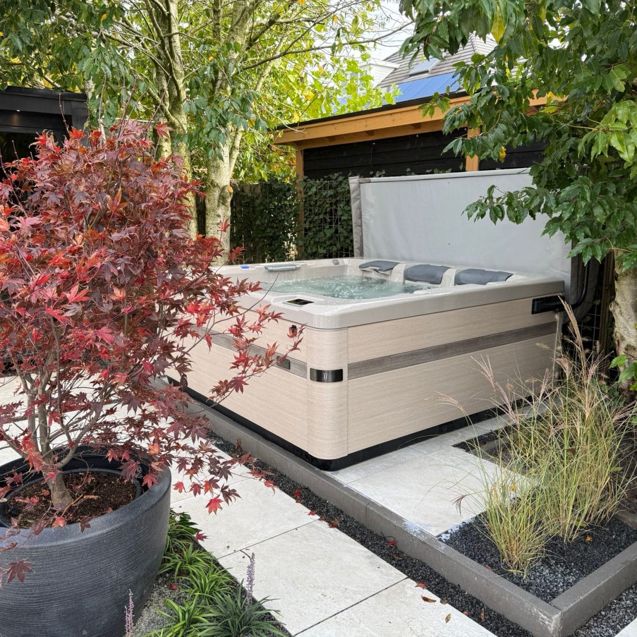 Luxe buiten spa in moderne tuin met sfeerverlichting