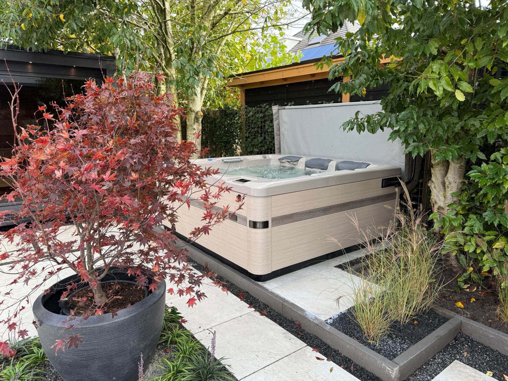 Luxe buiten spa in moderne tuin met sfeerverlichting