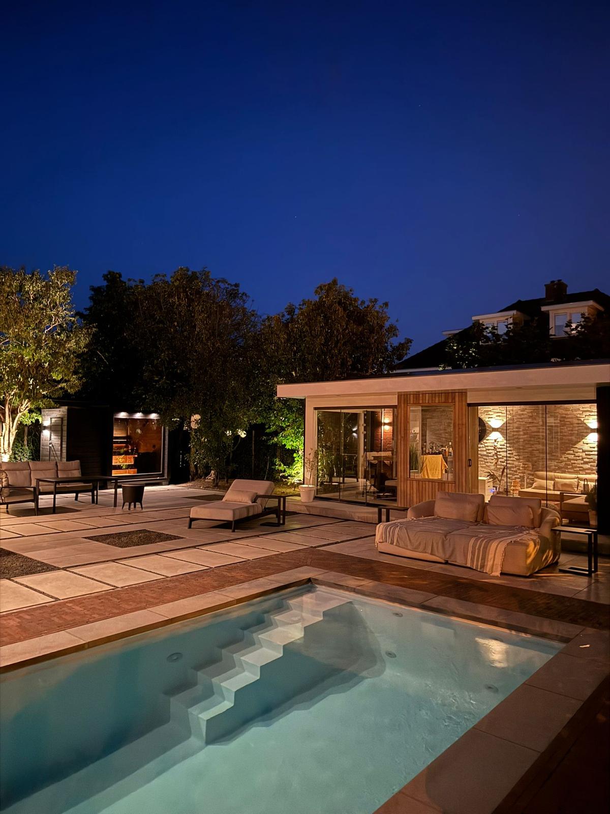 Mökki buitensauna geplaatst in een moderne tuin, project door Altena Zwembaden.