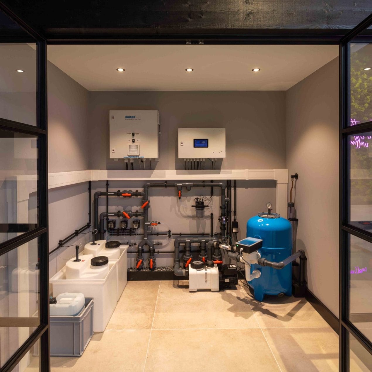 Moderne zwembadtechniek met zwembadpomp, filterinstallatie en automatische waterbehandeling
