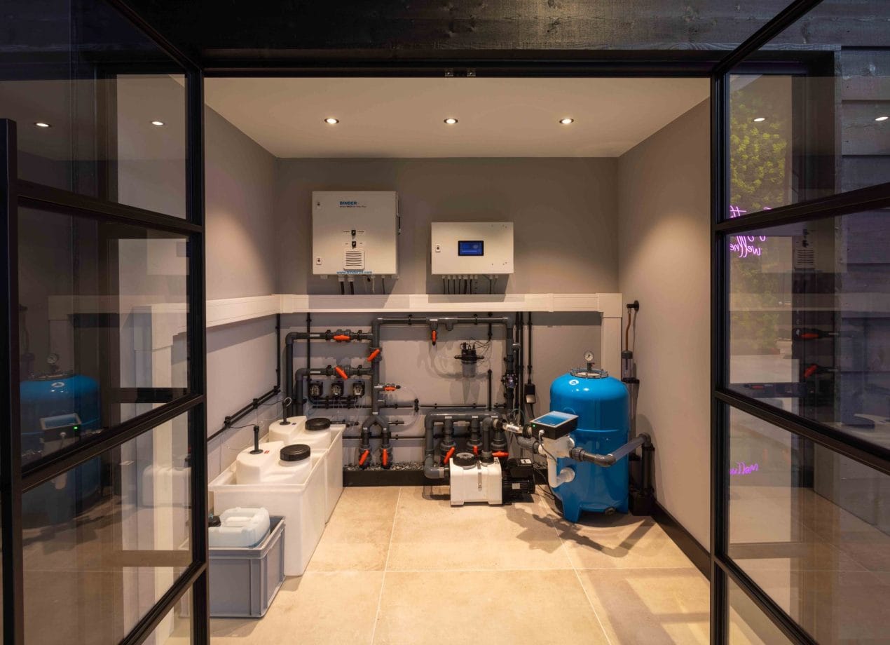 Moderne zwembadtechniek met zwembadpomp, filterinstallatie en automatische waterbehandeling