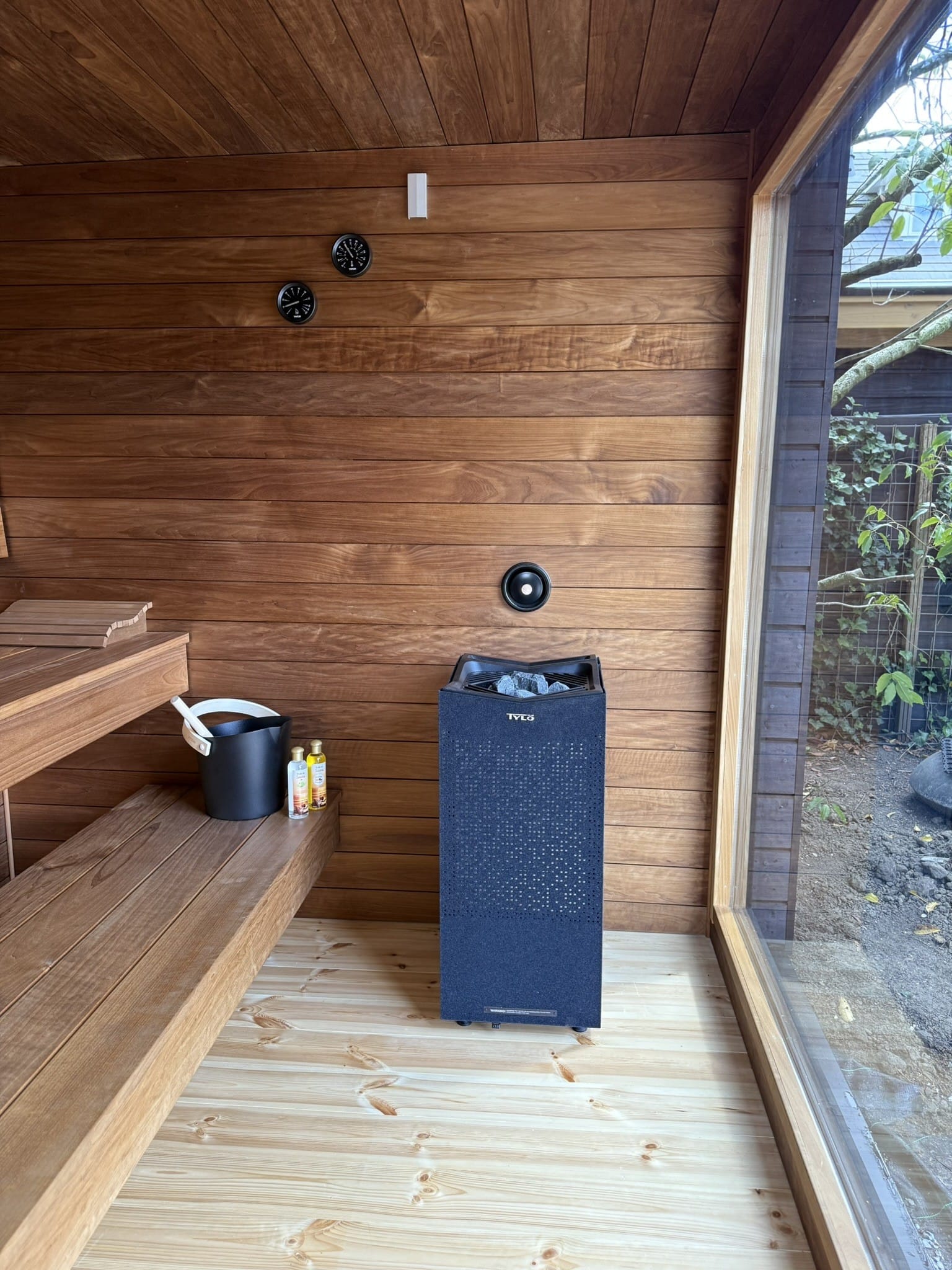 Mökki buitensauna geplaatst in een moderne tuin, project door Altena Zwembaden.