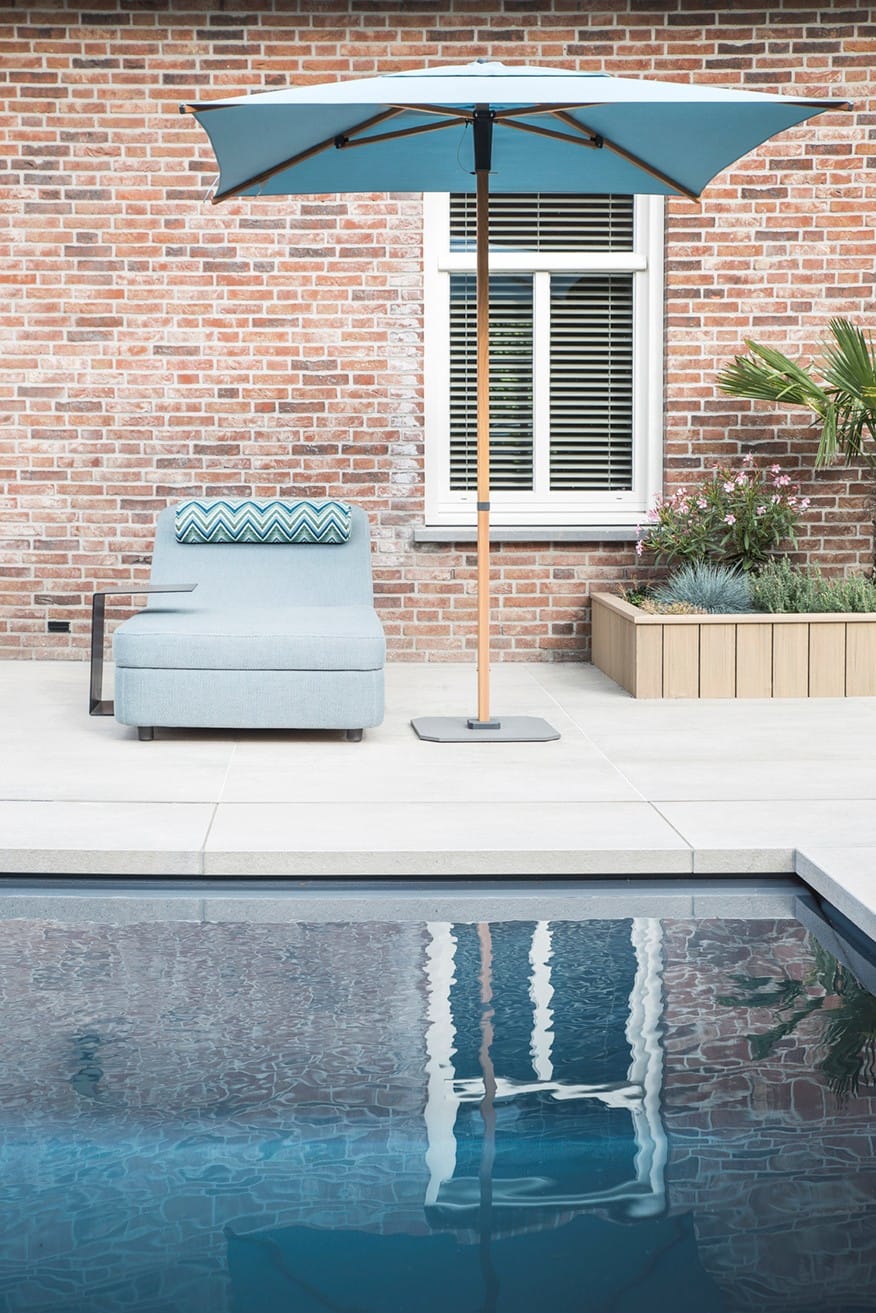 LPW Laplage 9 Basalt Grey zwembad met keramische randtegels, luxe uitstraling in moderne tuin