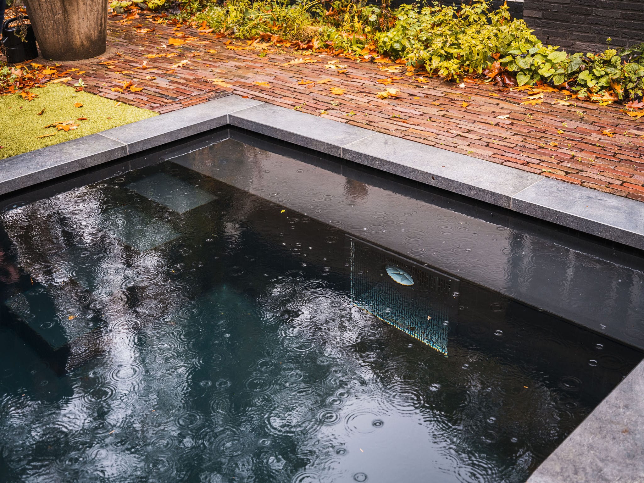 Bouwkundig zwembad met zwarte folie in bosrijke tuin bij landelijke villa - Altena Zwembaden