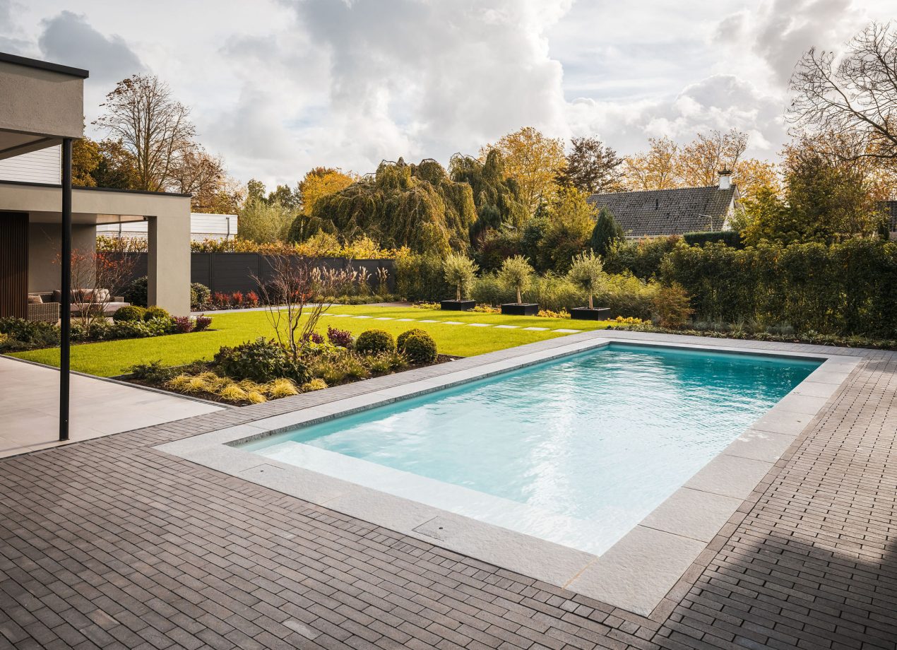 Overzichtsfoto van een Flexline zwembad, luxe afgewerkt en strak geïntegreerd in een moderne tuin.