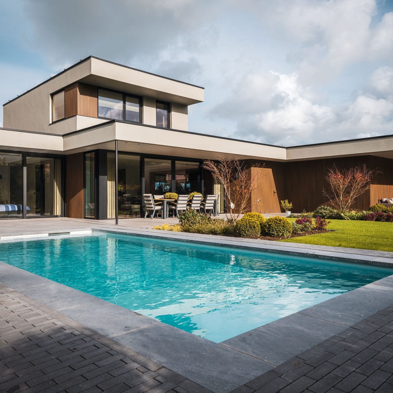Helderblauw Flexline zwembad met strakke zwembadrand bij designvilla