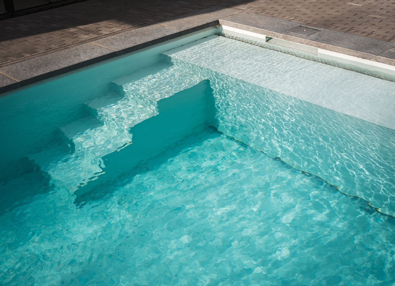 Detailfoto van een Flexline Custom Build zwembad, met focus op hoogwaardige afwerking en maatwerkdetails.