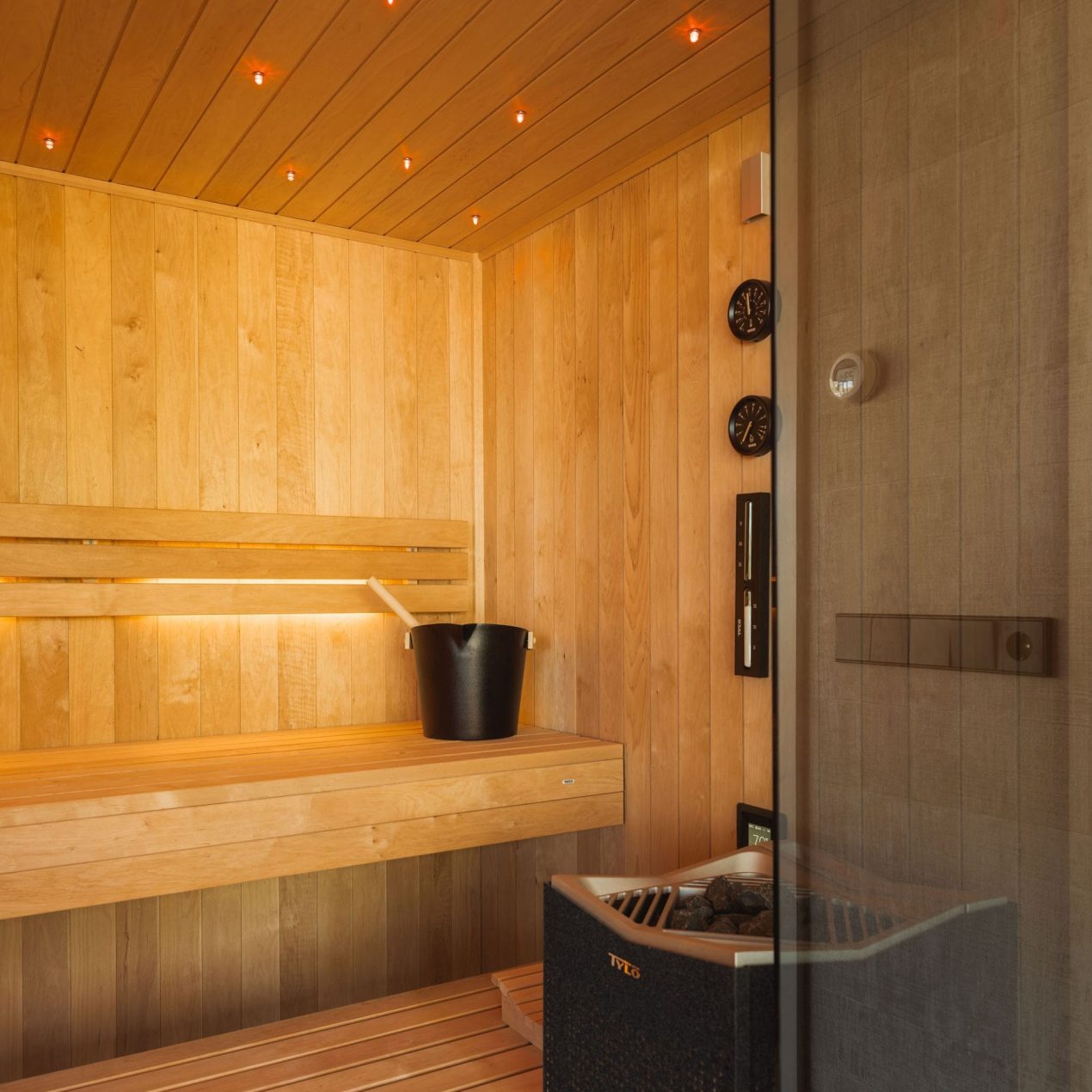 Luxe Tylö sauna interieur met houten banken en sfeervolle sterrenhemel