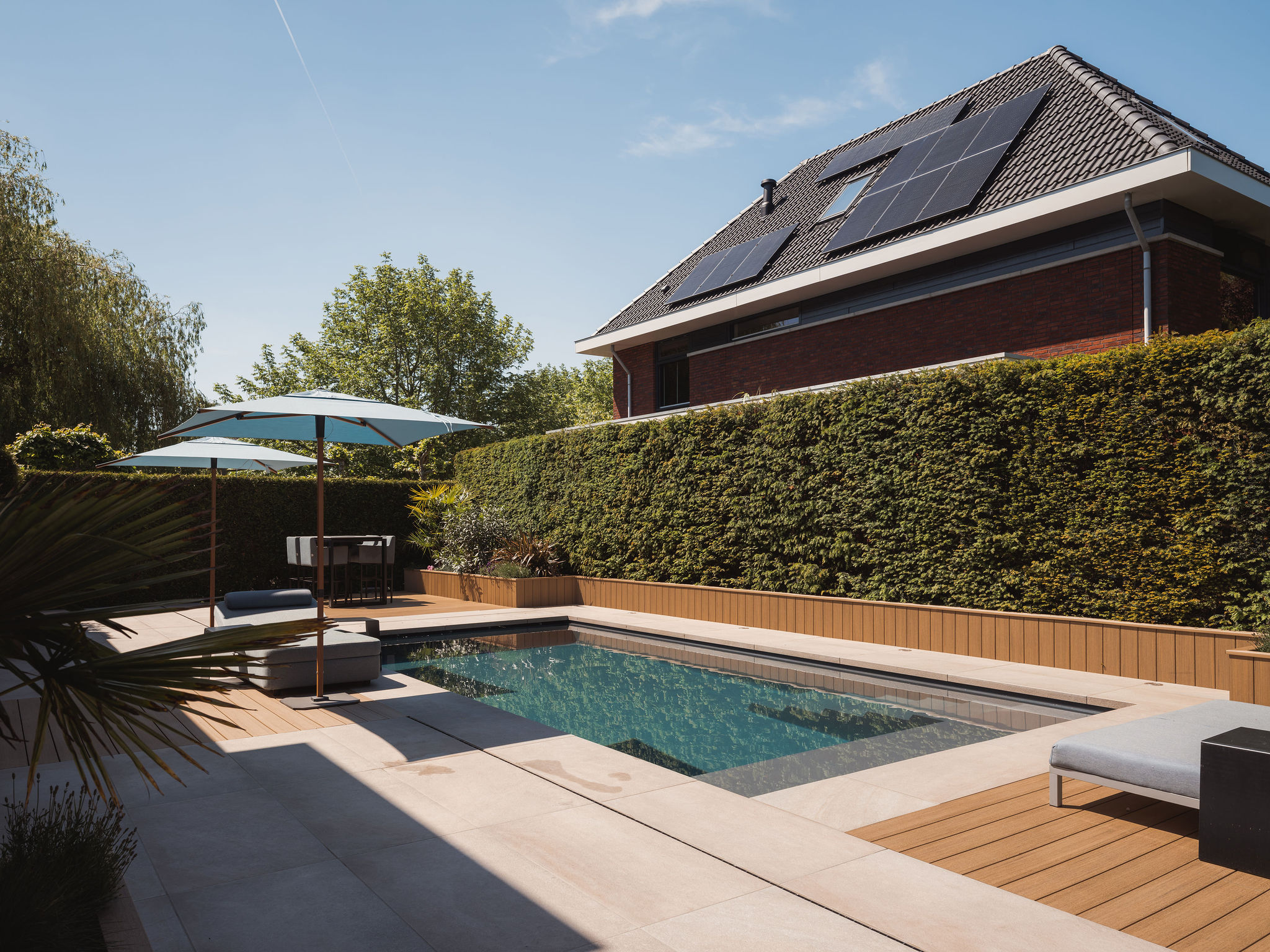 Modern LPW zwembad in Basalt Grey met strakke vormgeving in een stadstuin