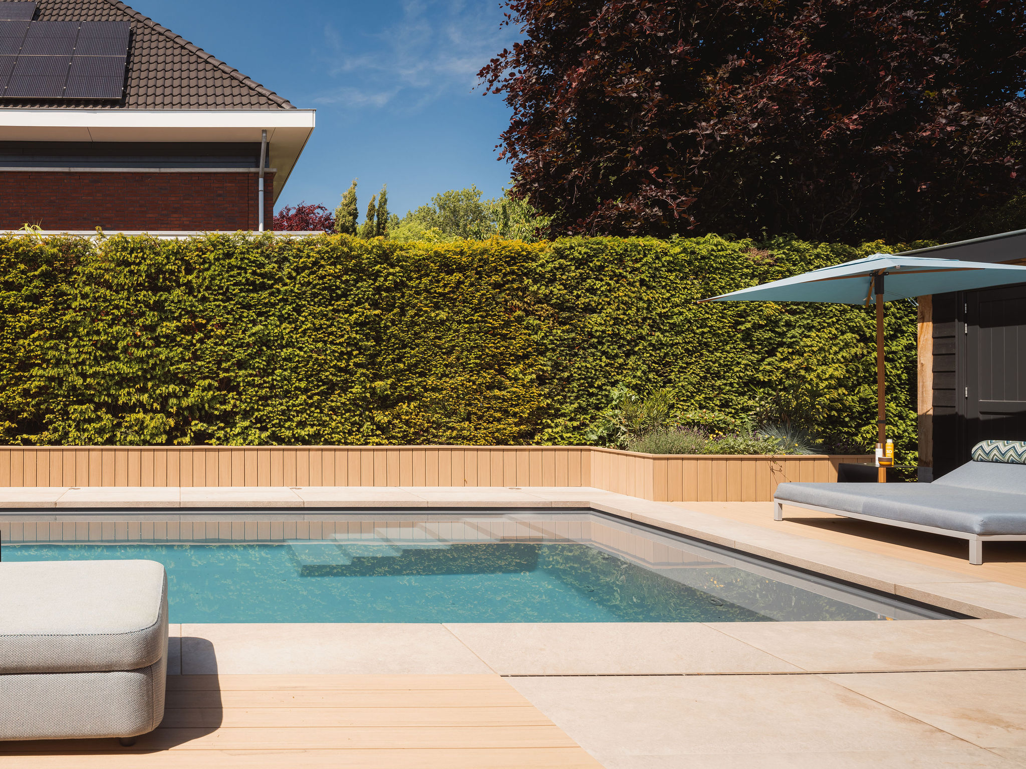 Luxe stadstuin met donkergrijs LPW LaPlage 9 zwembad