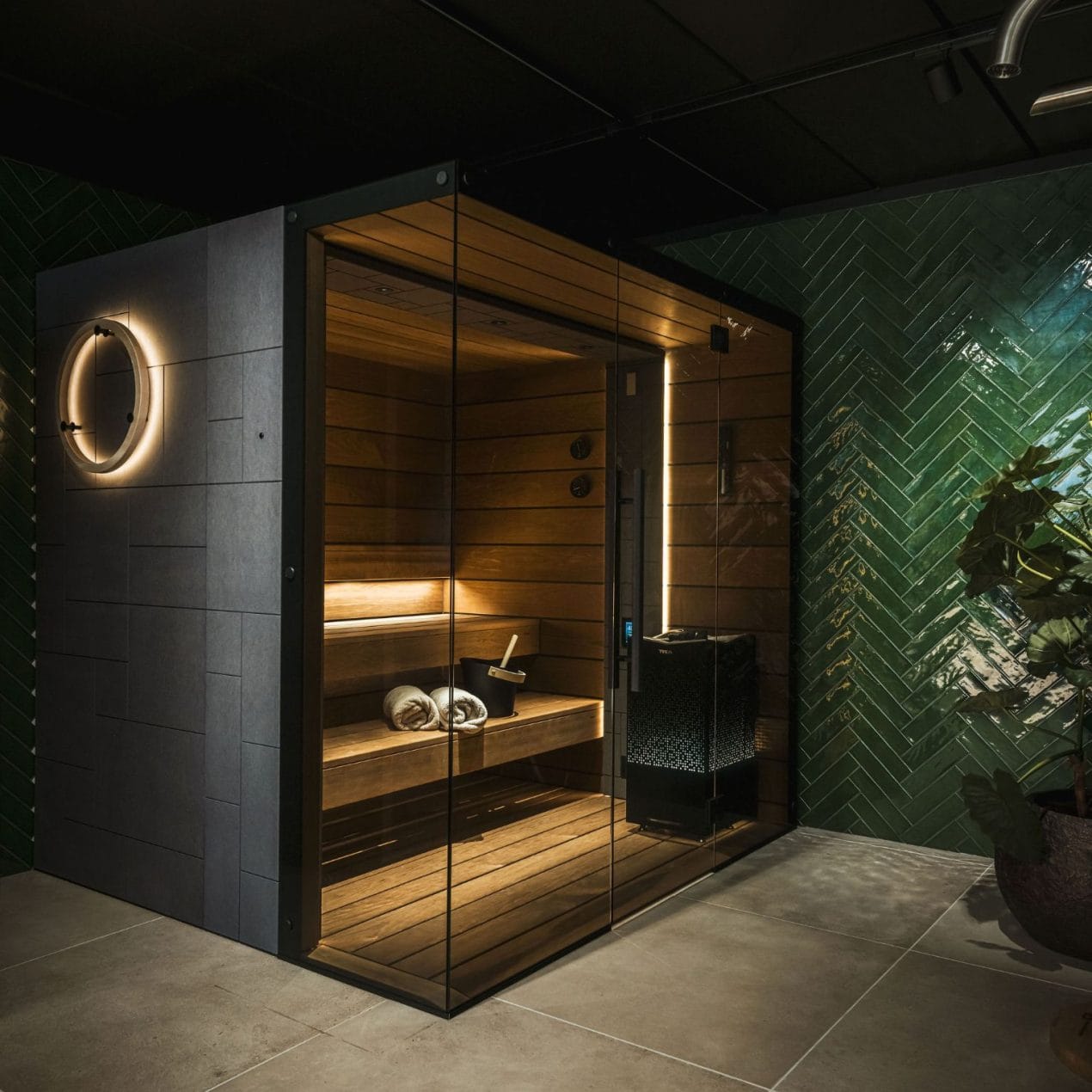 Tylo Reflection sauna met luxe interieur, strak design en warme verlichting voor een premium wellnessbeleving.