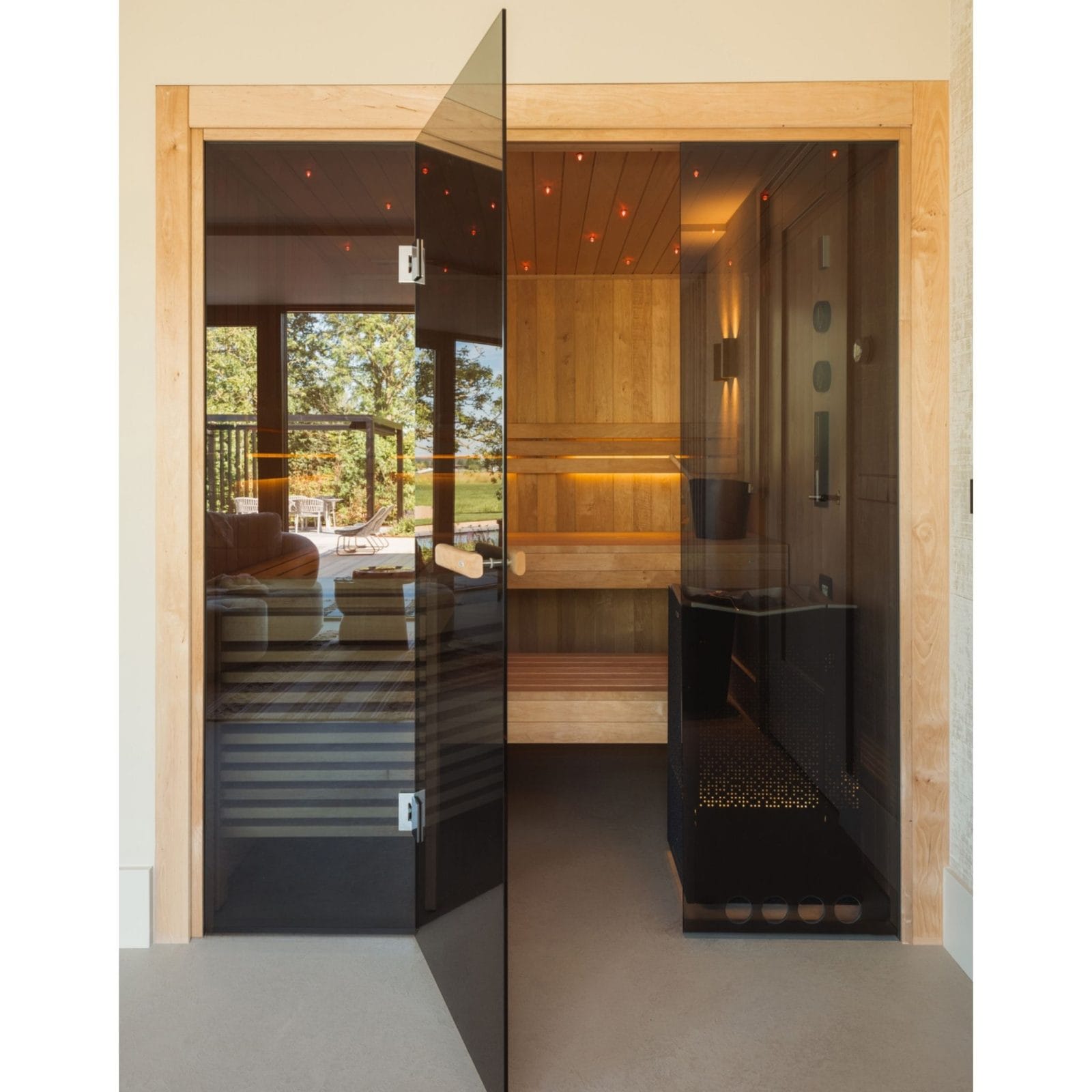 Binnenkant van luxe Tylö sauna met sterrenhemelplafond en houten interieur