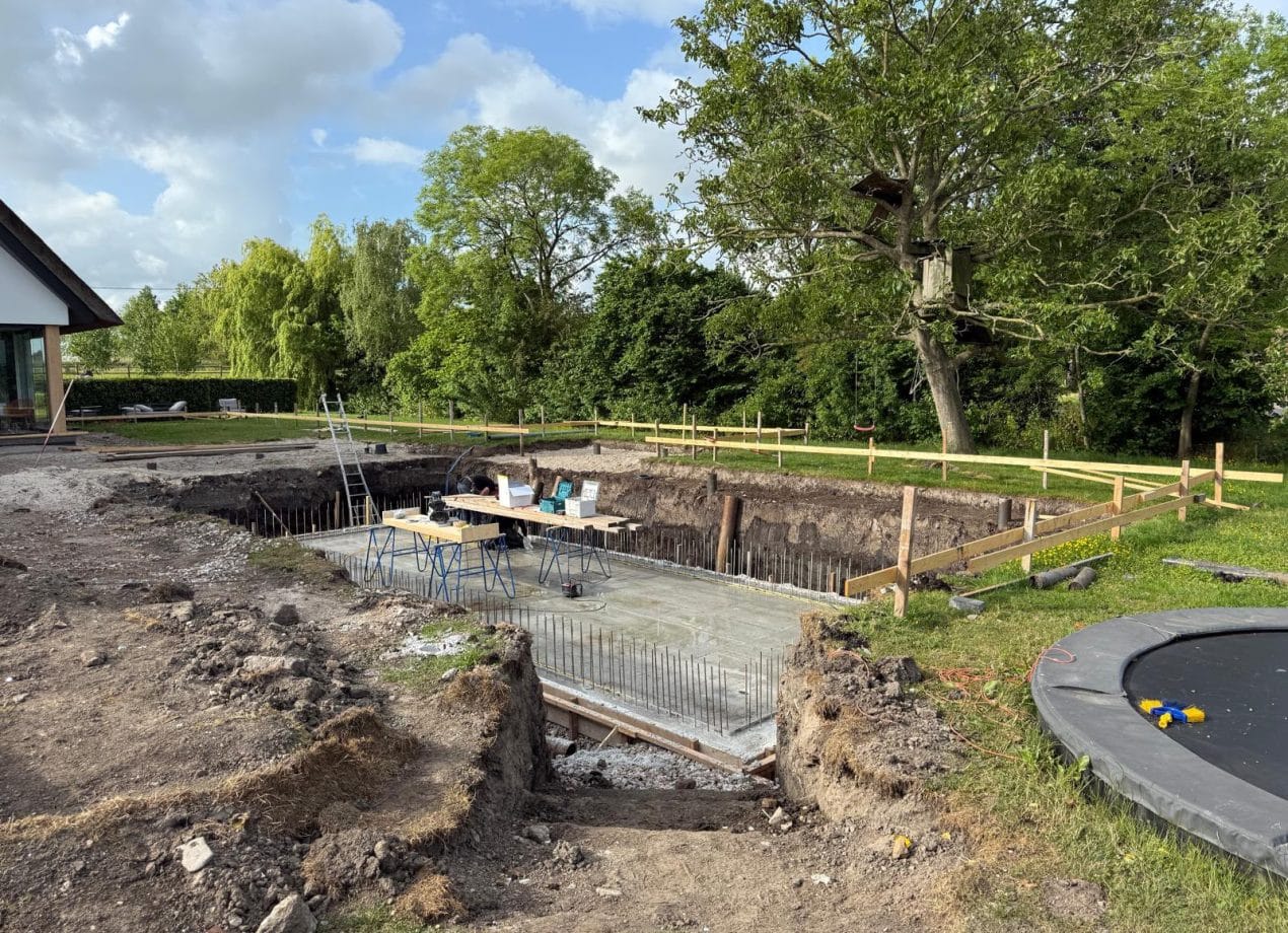 Start aanleg zwembad met uitgegraven bouwlocatie
